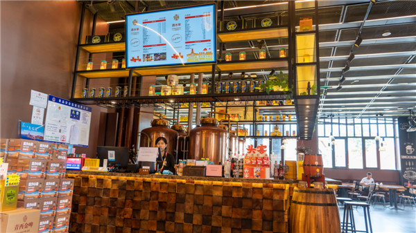 在金沙灘啤酒城青島精釀金啤體驗館品嘗“醉”鮮、“醉”爽精釀