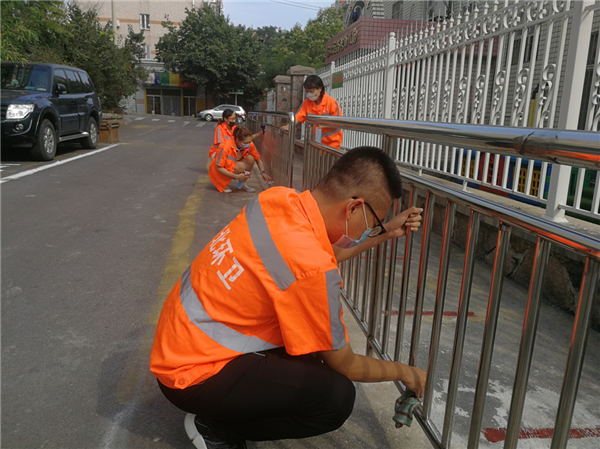 青島市北區(qū)城管局環(huán)衛(wèi)二公司開展“潔凈家園，守護幼苗”主題黨日活動
