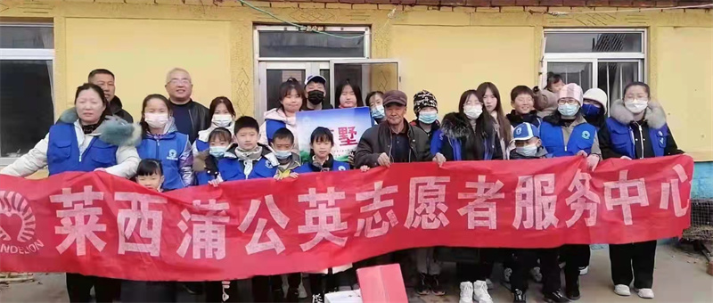 青島萊西水集街道月湖街社區(qū)開展“撿煙頭、倡文明”志愿服務(wù)活動(dòng)