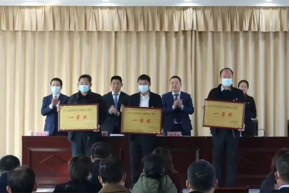 山東寒亭區(qū)固堤街道：“紅旗黃牌”激發(fā)村干部唯實(shí)惟先斗志