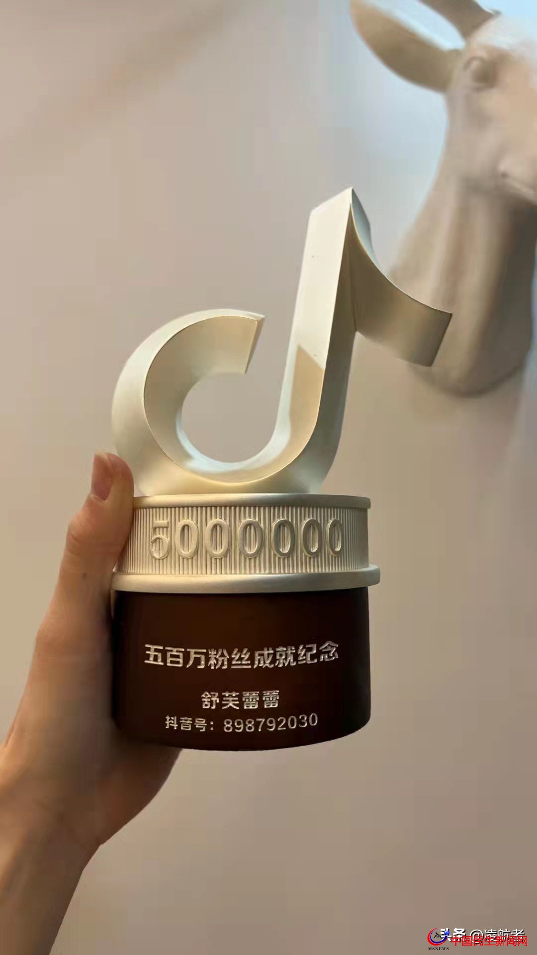 青島大嫚：國(guó)內(nèi)知名博主舒芙蕾蕾，身高168CM，體重45KG